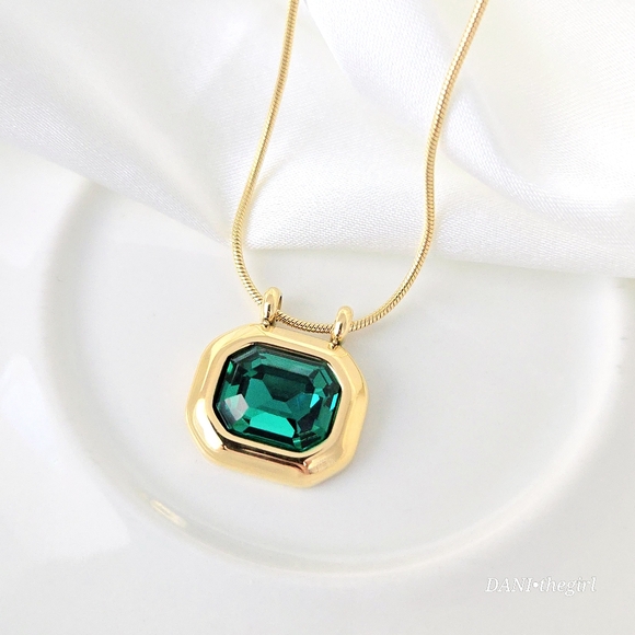 NEW Gold Dainty Snake Chain with Bezel Set Emerald Green Pendant Necklace - Picture 4 of 6